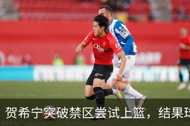 贺希宁突破禁区尝试上篮，结果球卡在篮筐上